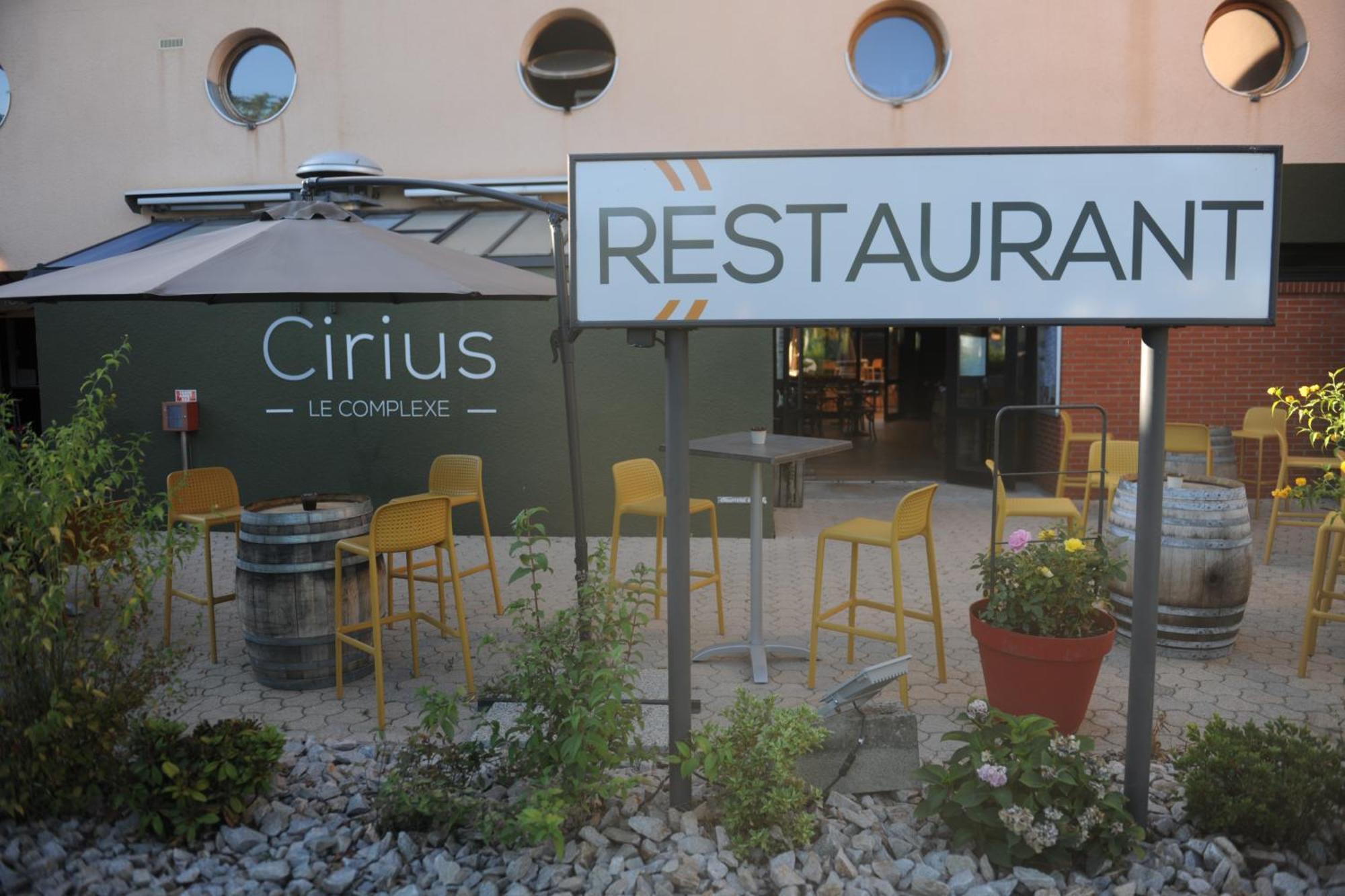 Hotel Restaurant Cirius モントロン・レ・バン エクステリア 写真