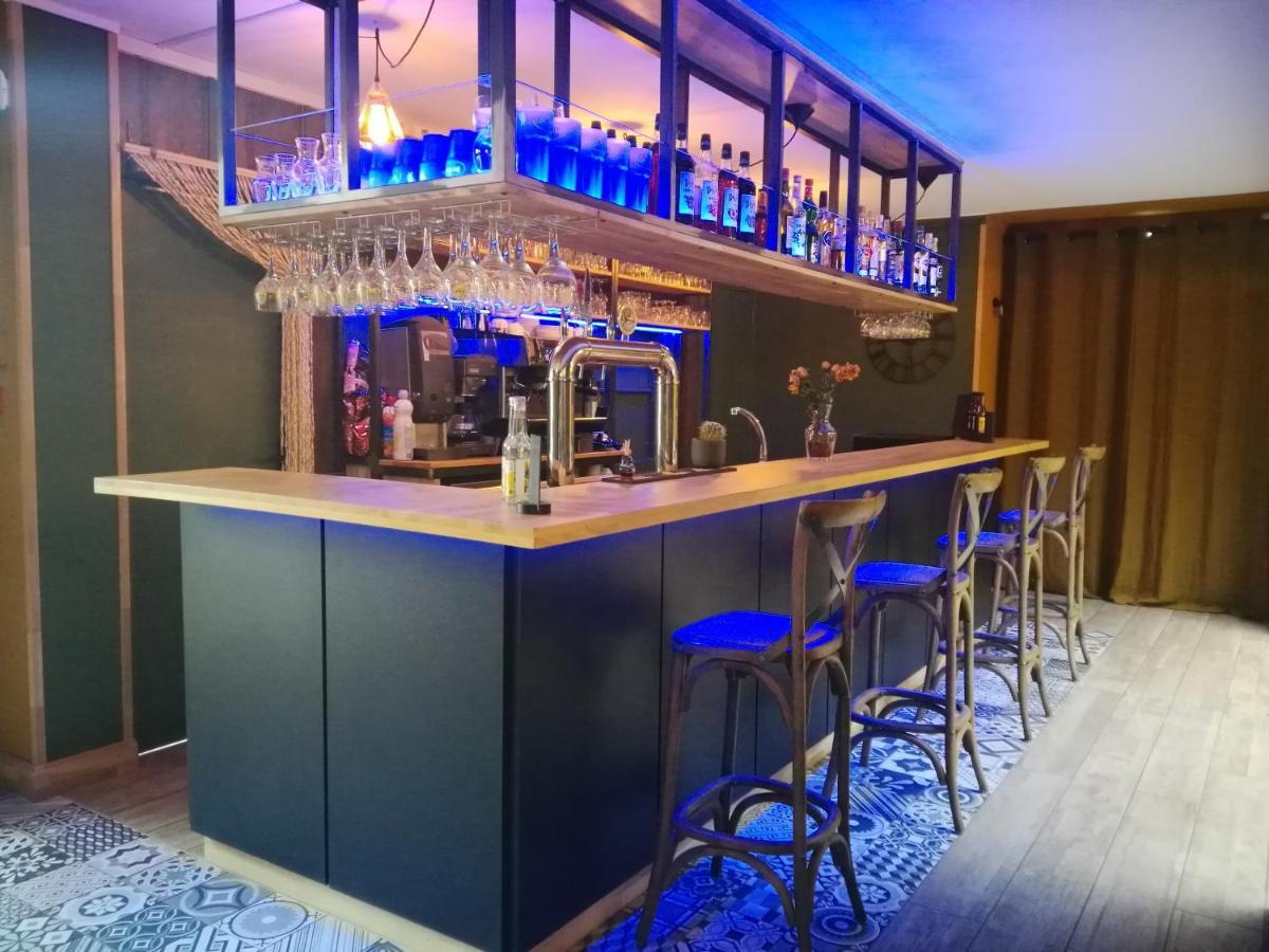 Hotel Restaurant Cirius モントロン・レ・バン エクステリア 写真
